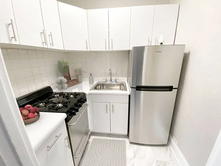 440 W. Barry Ave.