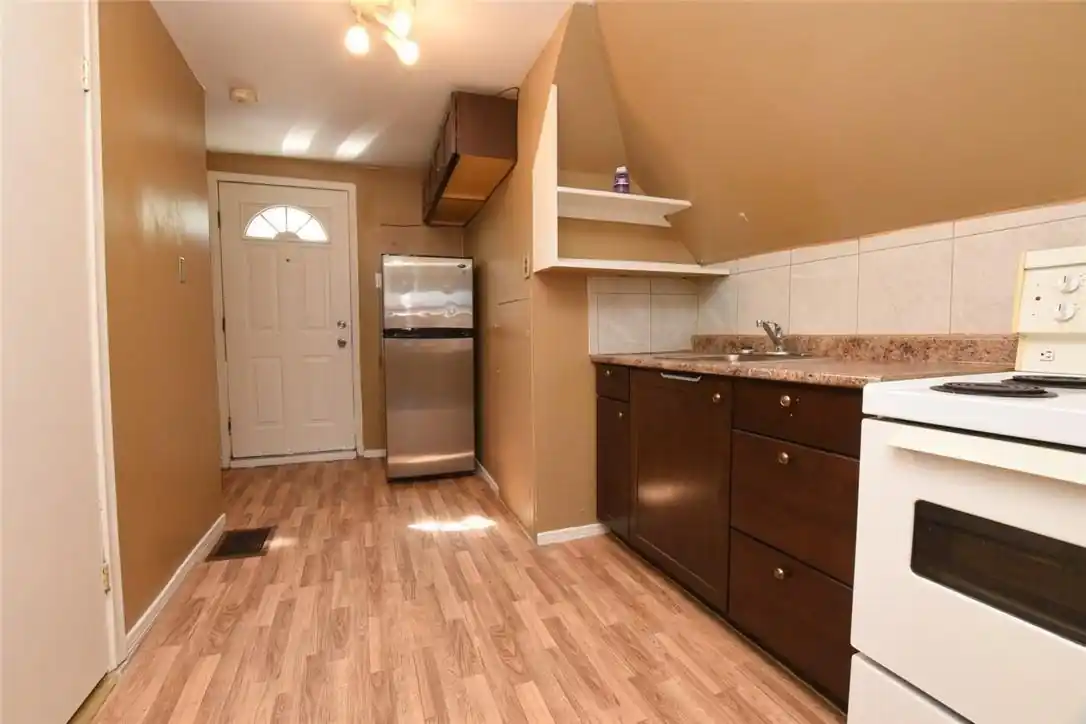 29 Fairleigh Avenue North, Hamilton, ON - Bachelor for rent