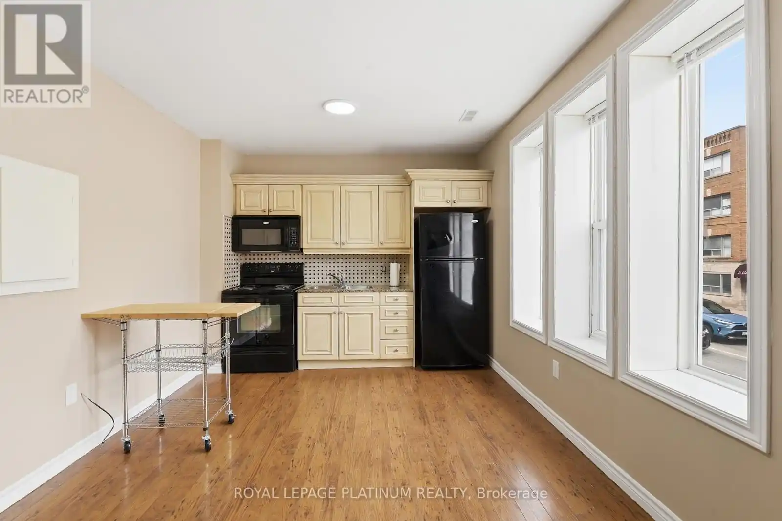 7 - 120 SHERMAN AVENUE S