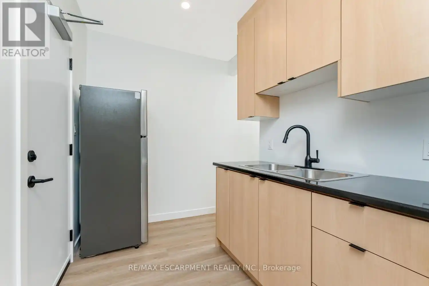 8 - 127 VICTORIA AVENUE S