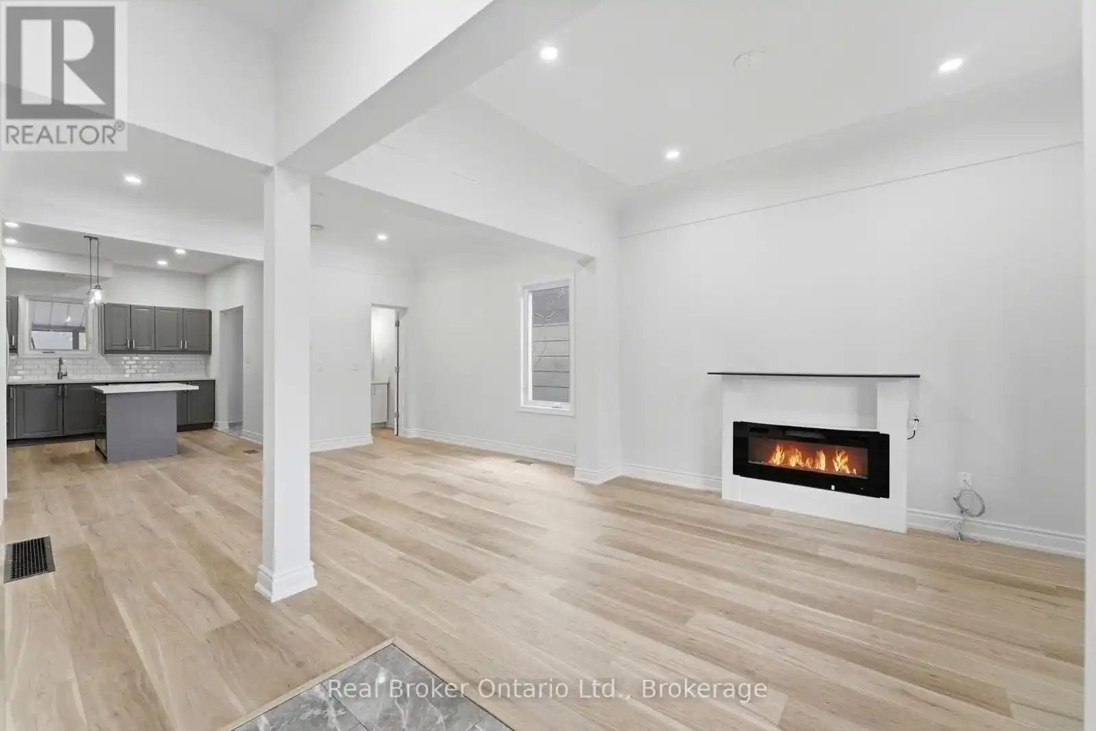 UPPER - 167 ROSSLYN AVENUE N