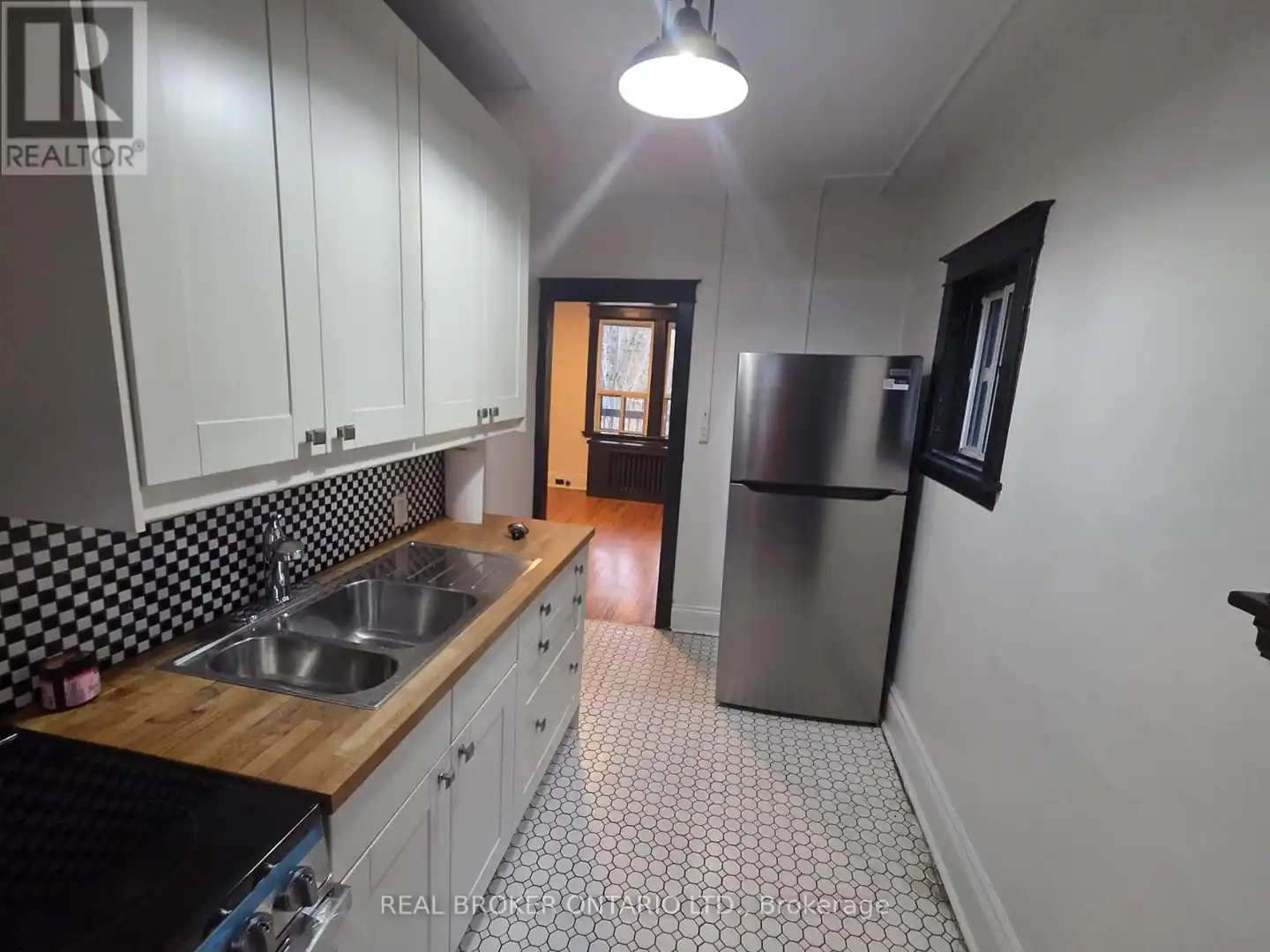 10 - 4 HYDE PARK AVENUE