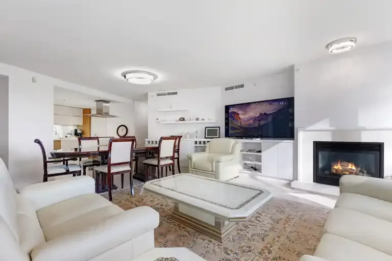 Luxury Yaletown Seawall Condo for Rent – Waterfront Lifestyle + City Convenience
