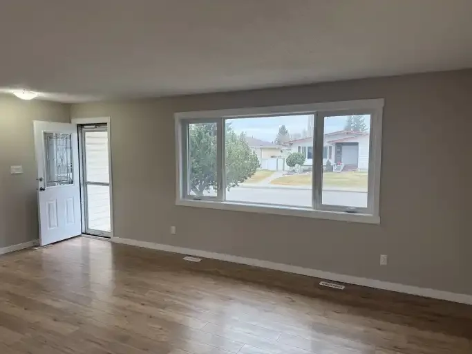 (PN1266) MAIN FLOOR | Renovated 3 Bed + Garage | Bright Corner Lot