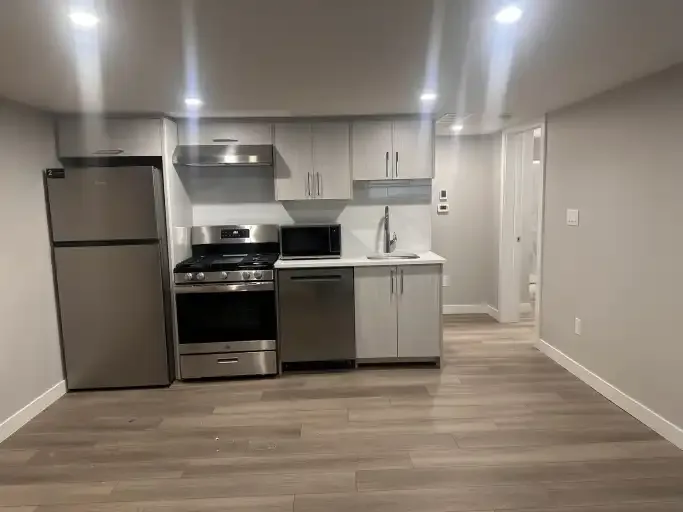 University Gate Suite – highlights proximity to U of A