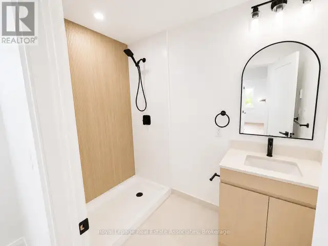 5 - 17 WHITE AVENUE Toronto (Rockcliffe-Smythe), Ontario | Long Term Rentals | City of Toronto | Free local classifieds - Kijiji