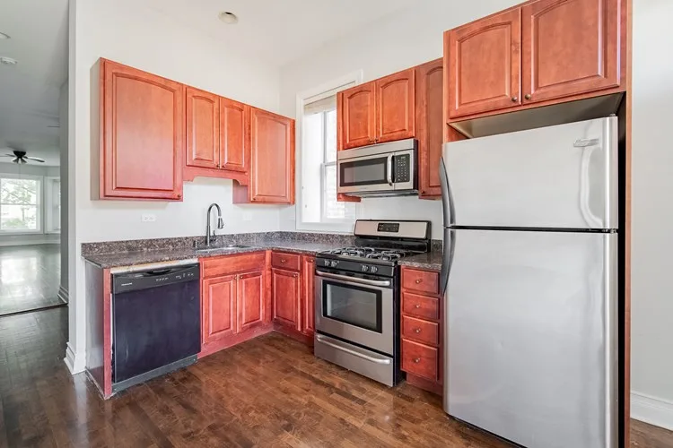 933 W Newport