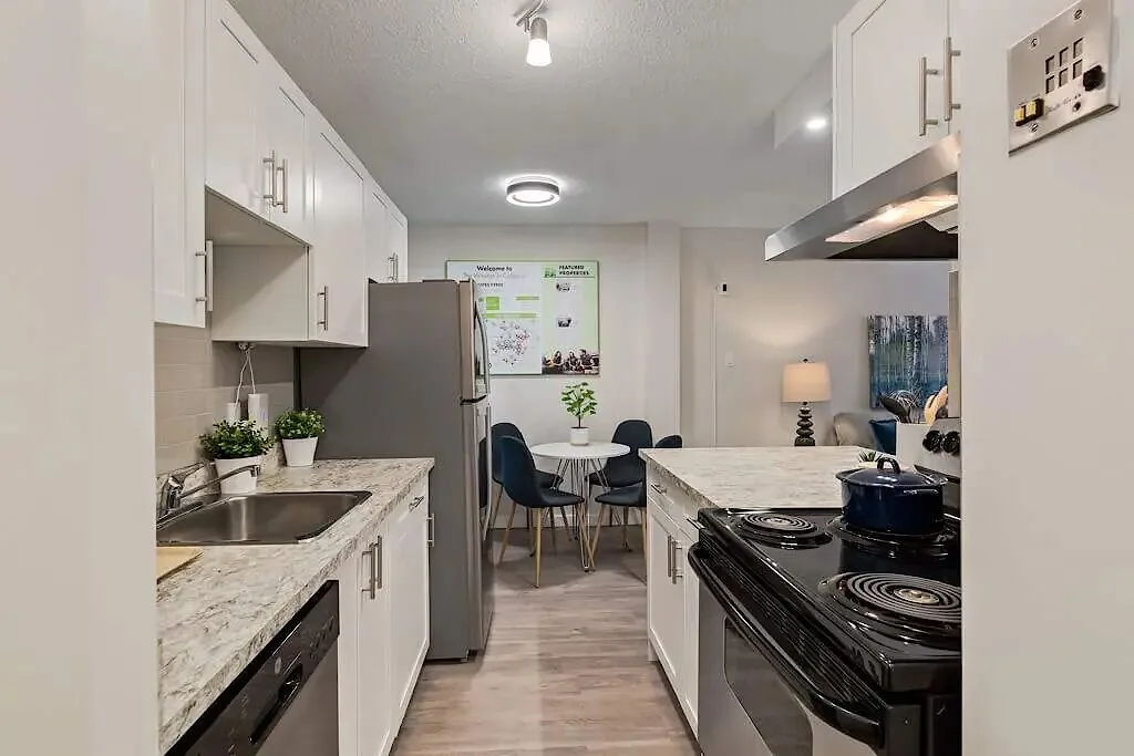 Bachelor, 1 and 2 bedroom suites | Large balconies and inner-city views!