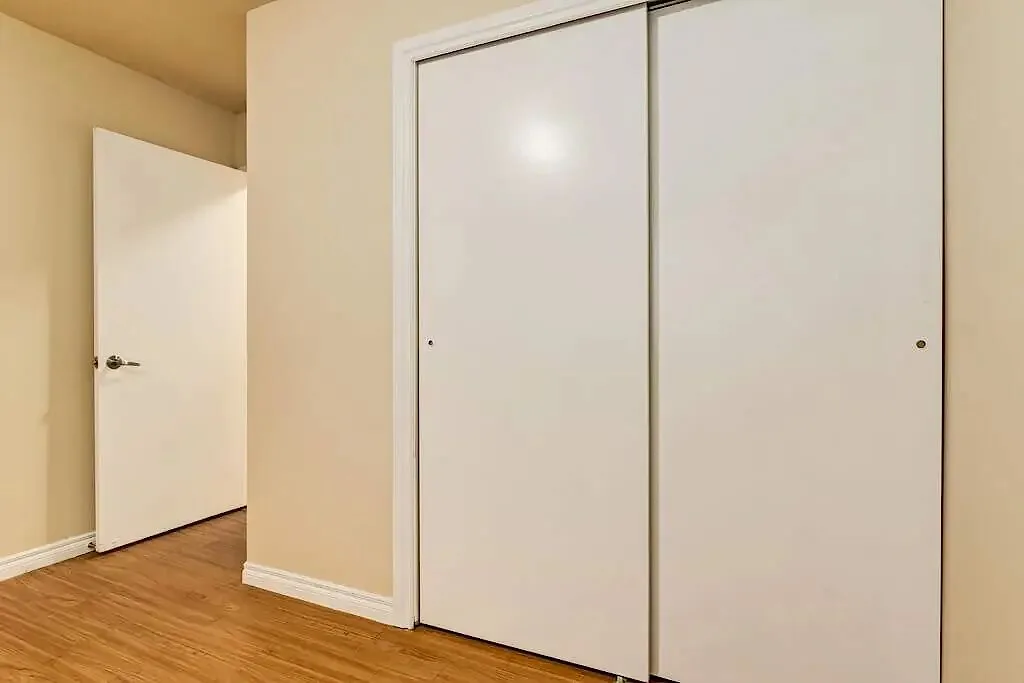 Enjoy pet-friendly suites at Stacy Manor | Offering comfort, space, and convenience!
