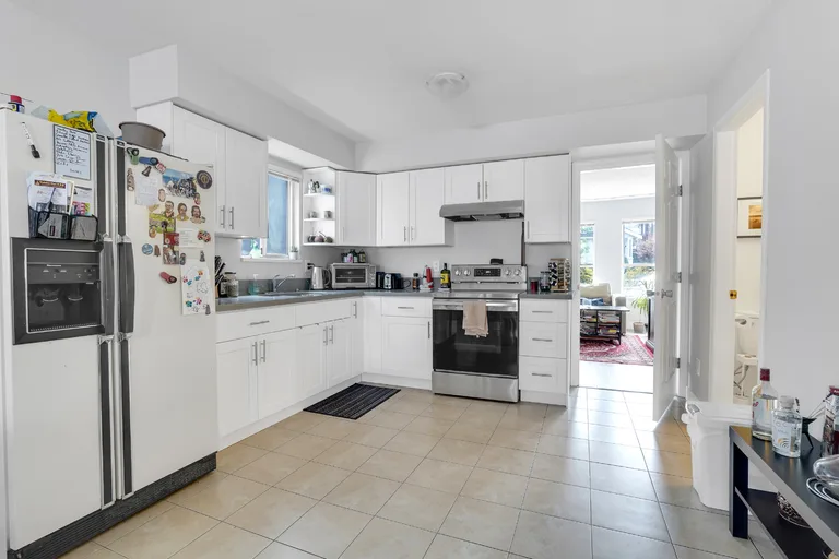 Beautiful 2Bedroom Ground Level Suite in Burnaby!