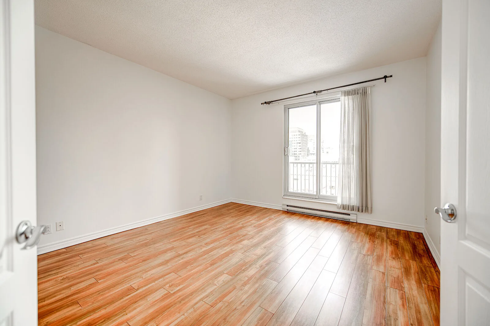 Le Demetrius offers Contemporary Living in the Heart of Downtown Montréal near McGill and Concordia University.