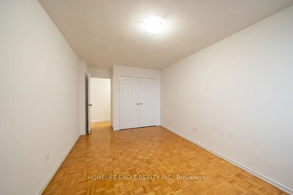 10 storey, attractive, secure and clean building. Outside and indoor parking available, laundry facilities. Party room (