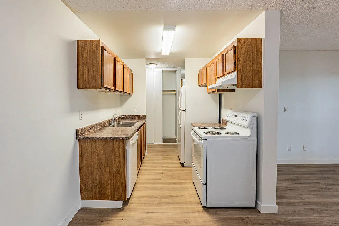 Spacious and bright suites with large windows | Book a showing today!