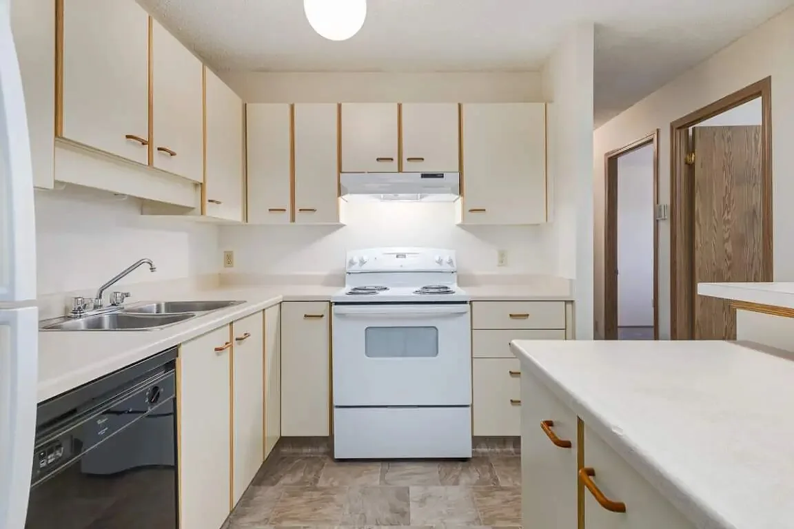In-suite laundry, fireplace, walk-in closets, and balconies | Schedule a tour at Huntington Court Coach Homes today!