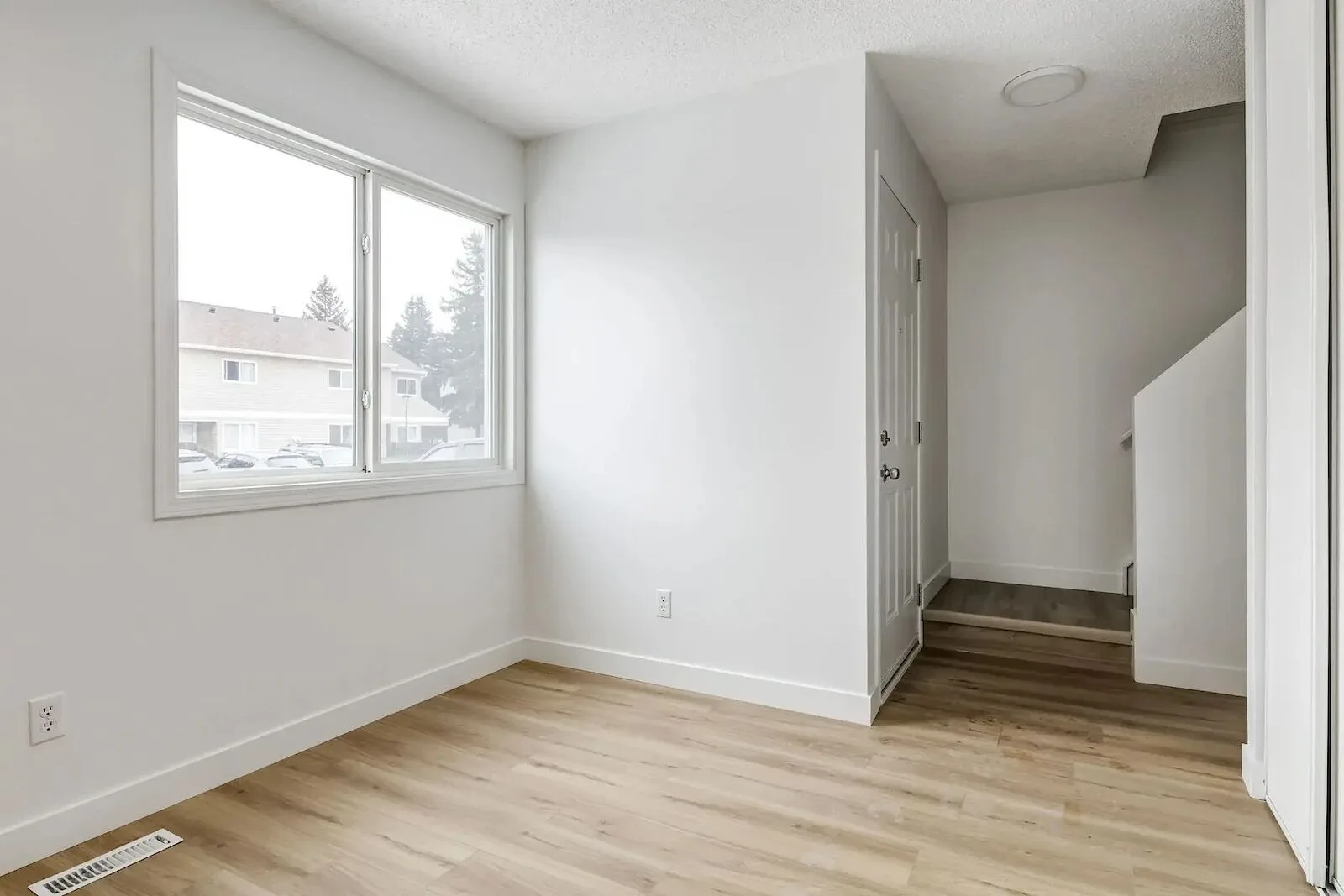 Spacious and bright living rooms with large windows | Enjoy the playground and outside green spaces!