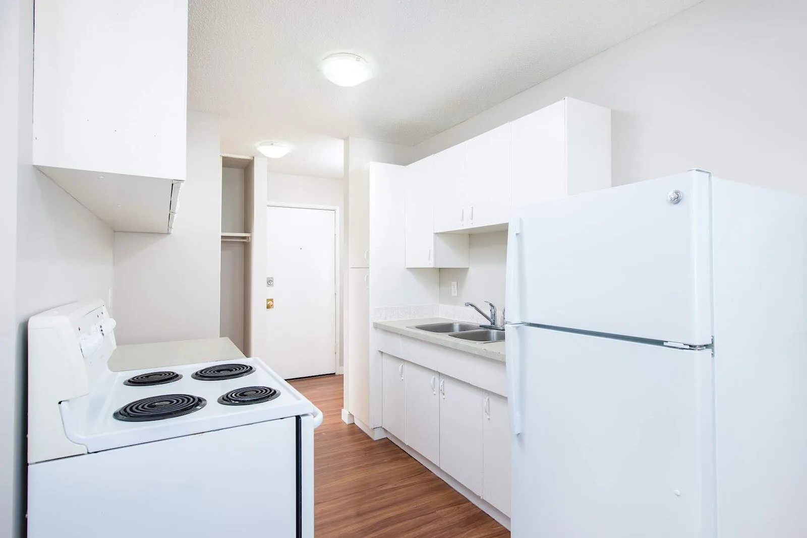 DISCOVER Diane Manor *** clean property | contemporary suites | community-oriented