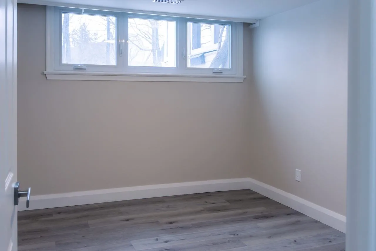1756 Cuba Avenue, Ottawa, ON K1G 1L8, Canada