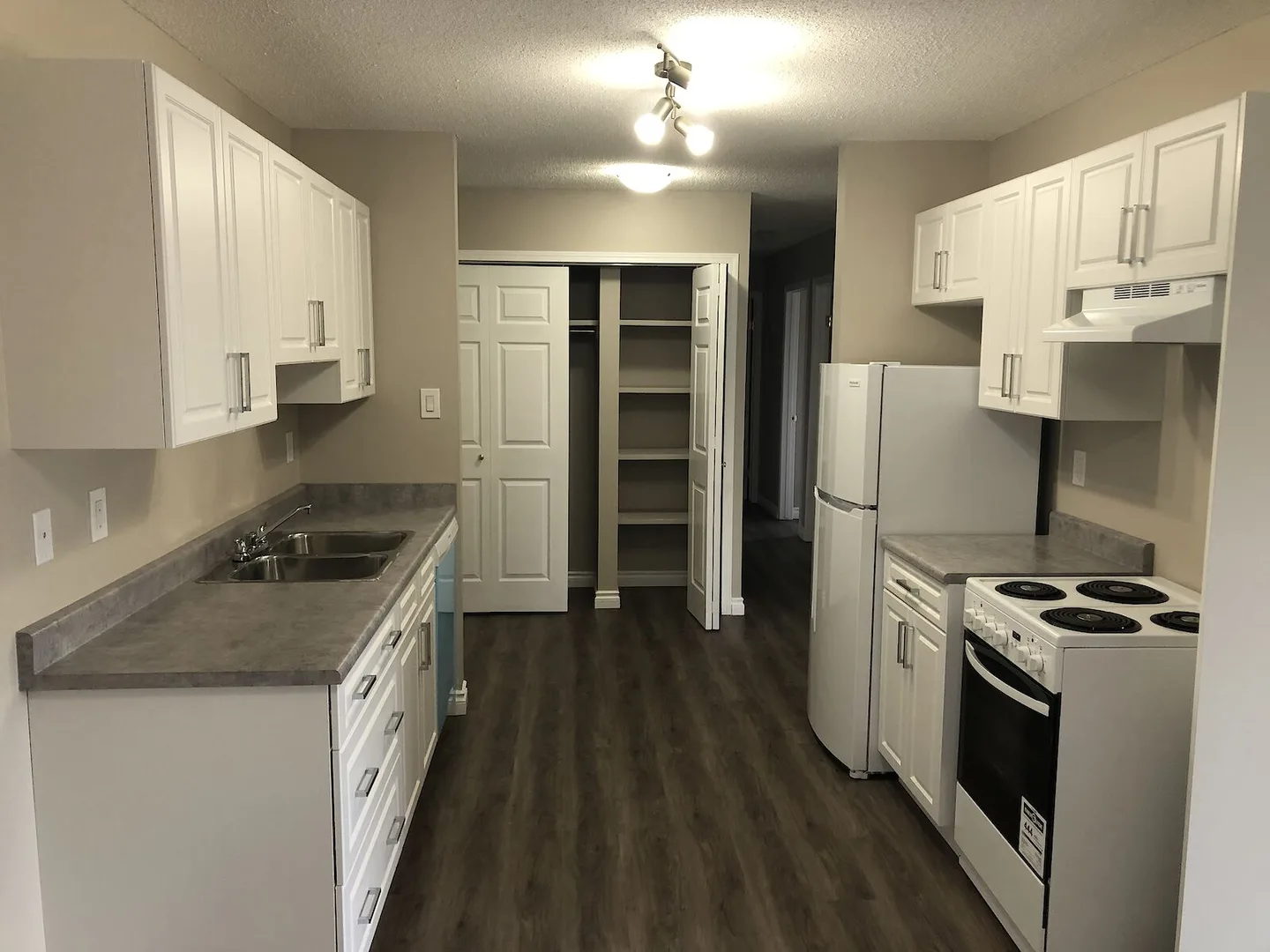 (PN 0872)Spacious 2 bed 1 bath! Upgraded cabinets and countertops! Balcony!