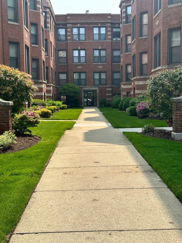 68 Crandon Apartments