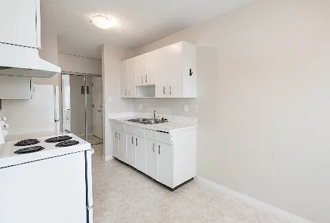 Rainier Suites - Top Floor 1 bedroom in a quiet complex. Low SD