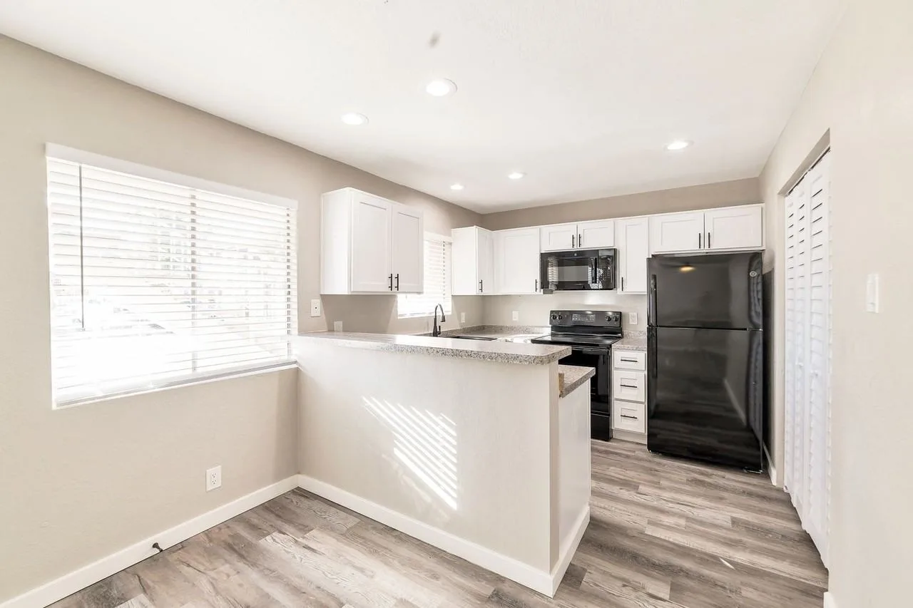 **1st Full Month's Rent free, tour & Apply within 48 Hours Newly Renovated 2 Bed/ 2 Bath In