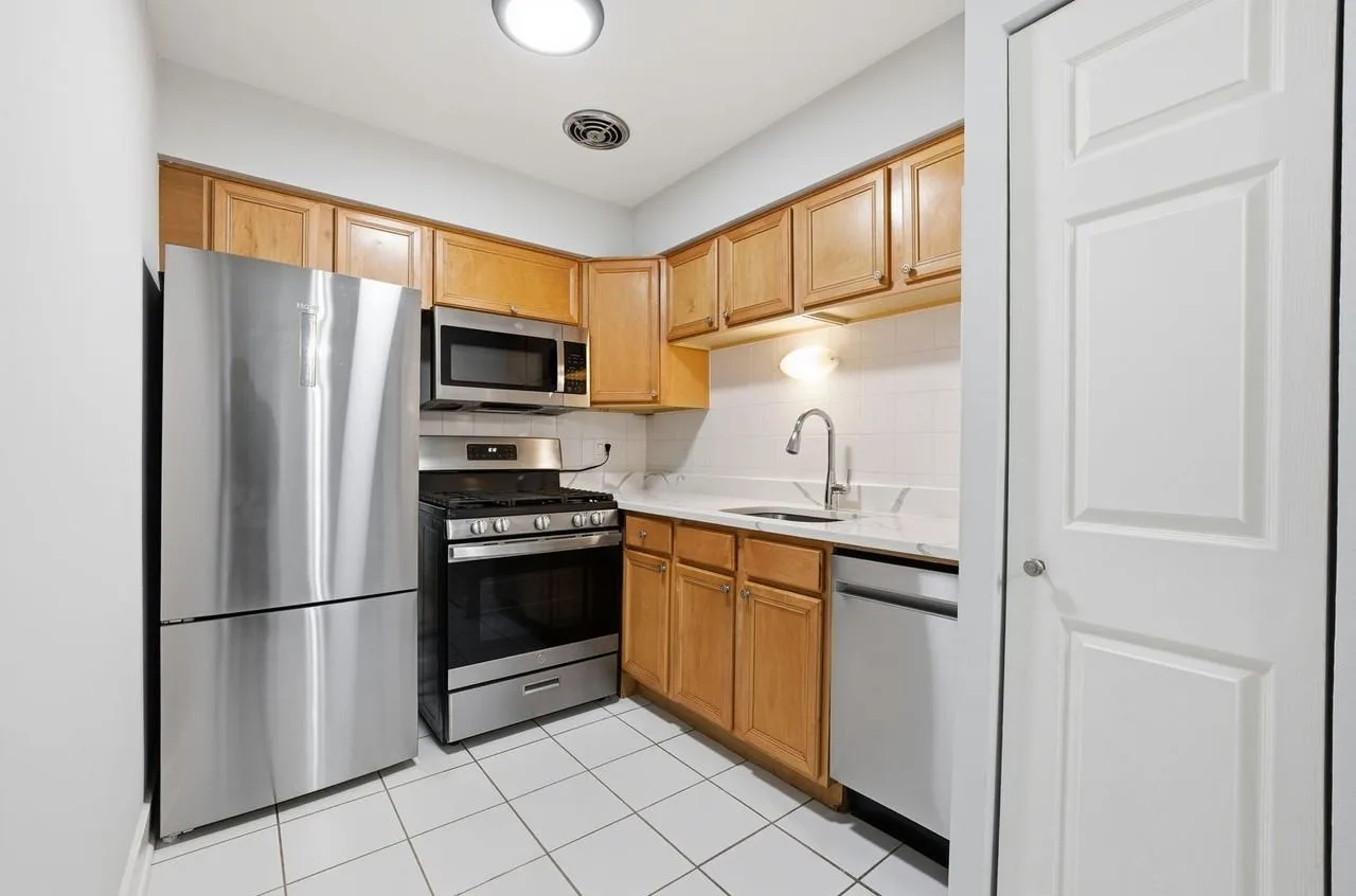 6758 N. Sheridan Rd.
