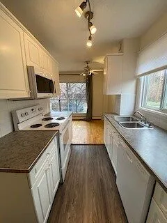 Adorable Sunnyside Unit