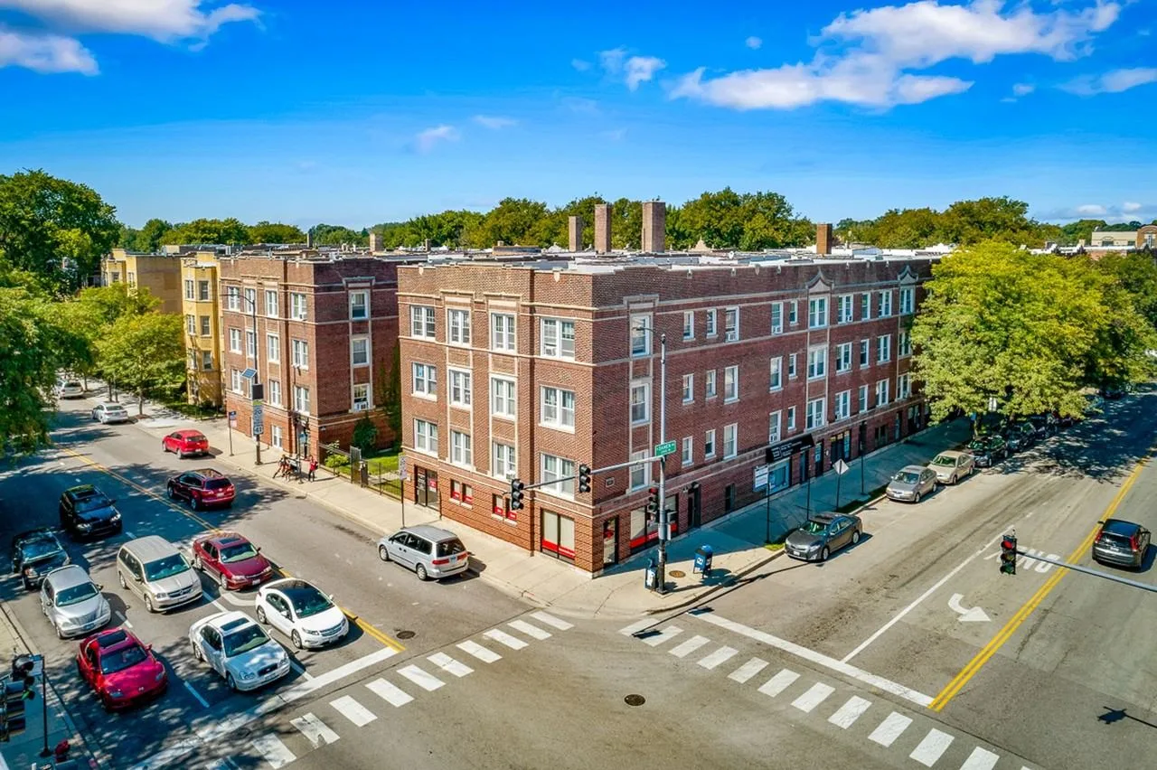 5208-14 N. Damen / 2000-10 W. Foster