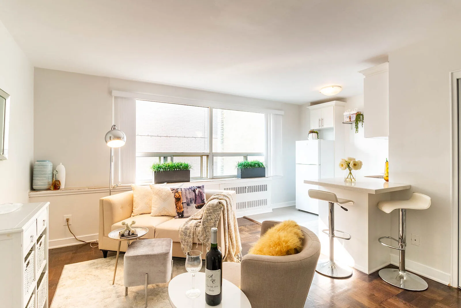 Located on Avenue Road in the esteemed Yorkville district, Avenue Park offers a rooftop terrace for residents of its stu