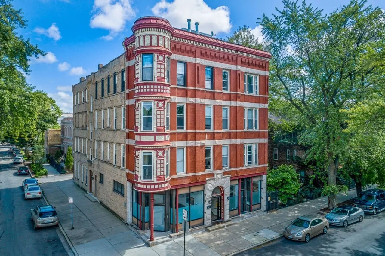 2047-49 N. Hoyne / 2057 W. Dickens