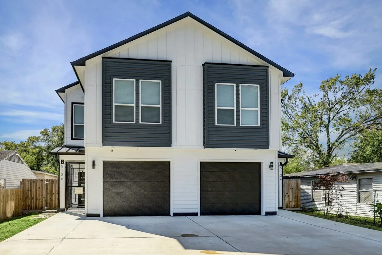 5126 Lyndhurst Drive, Unit B