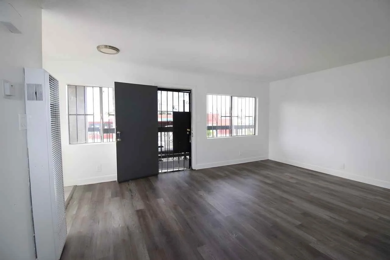 11306-08 S. Figueroa Street
