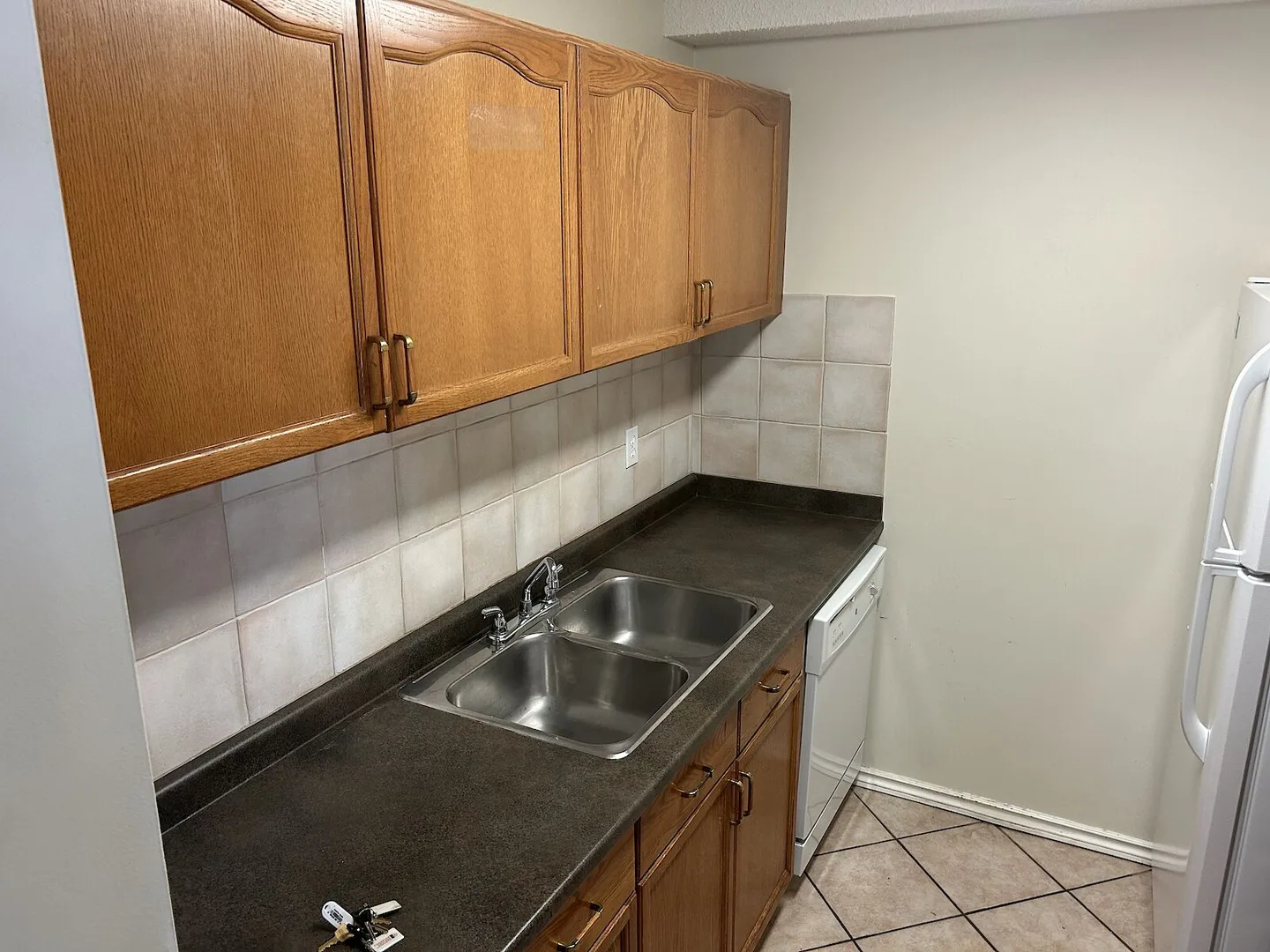 (PN 0582) Quiet & Immaculate 2-Bed Corner Unit w/ 2 Baths in Ozerna!