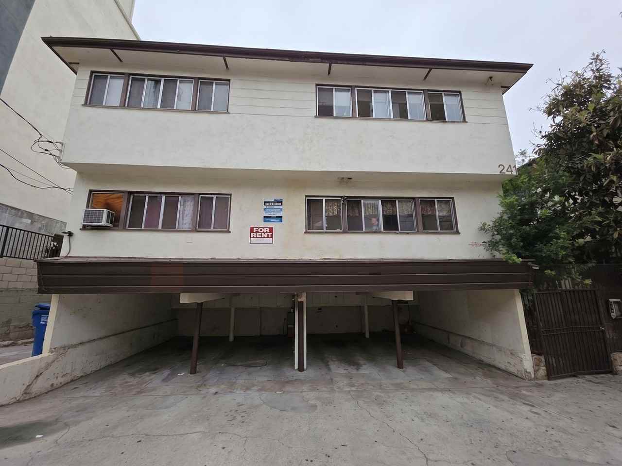 Completely rehabbed spacious 1 bedroom apartment close to Downtown LA, St. Vincent Medical Center