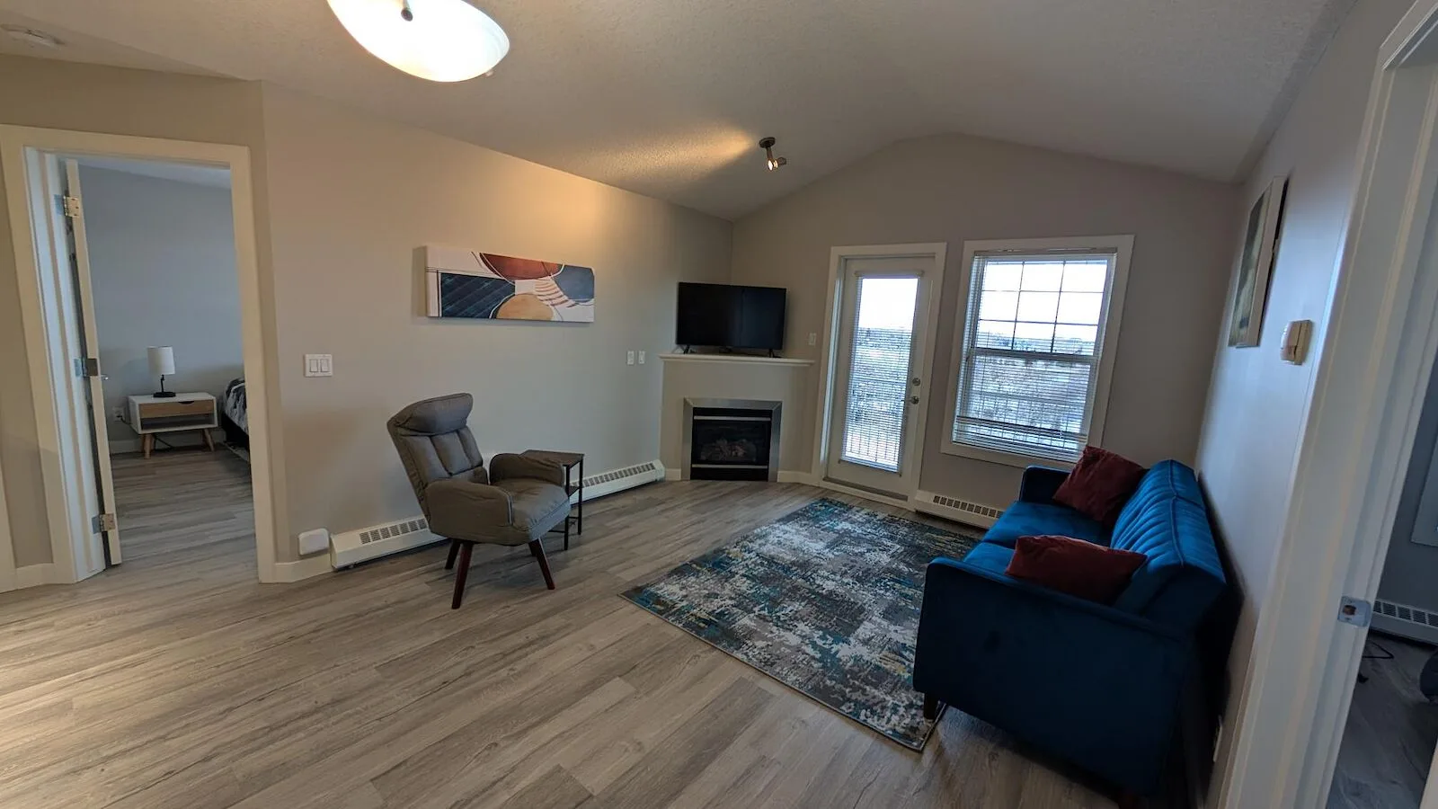 Rare find! Top floor 2-bed 2-bath condo in desirable Inglewood.