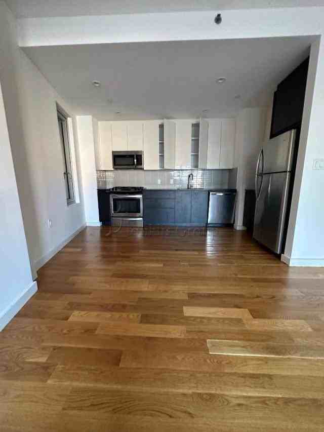 2702 Crescent St, Astoria, NY 11102, USA