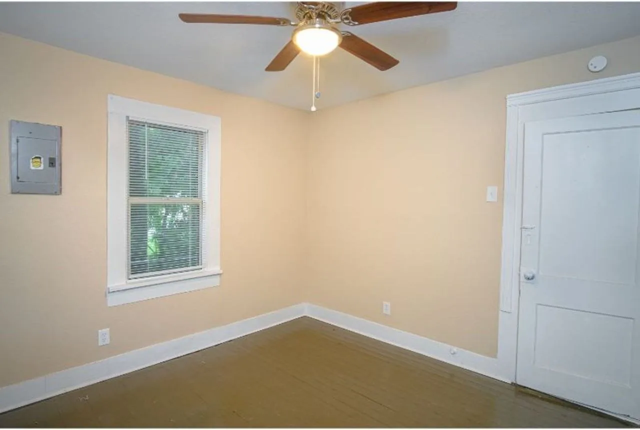 1323 Lamar