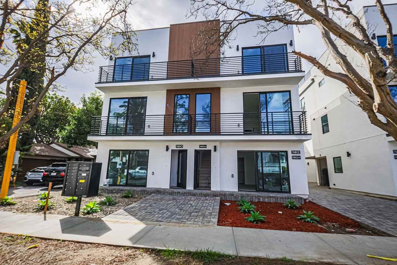 NEW CONSTRUCTION LUXURY 4 BED TOWNHOMES WITH ROOF DECKS
