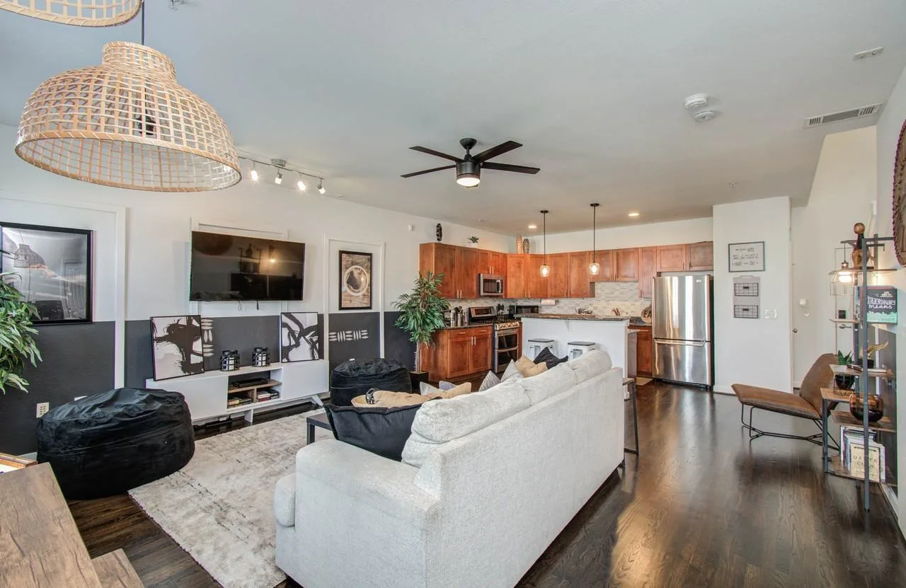 2216 Chenevert St, Houston, TX 77003, USA