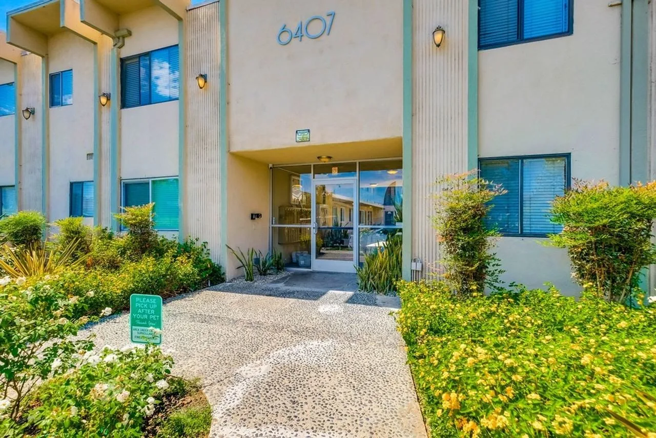 Hyde Park Living – Steps to Transit, Parks & Crenshaw!