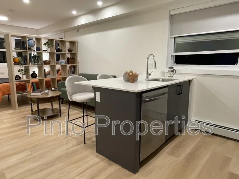 8615 108 Street NW, Edmonton, AB T6E 4M5, CAN