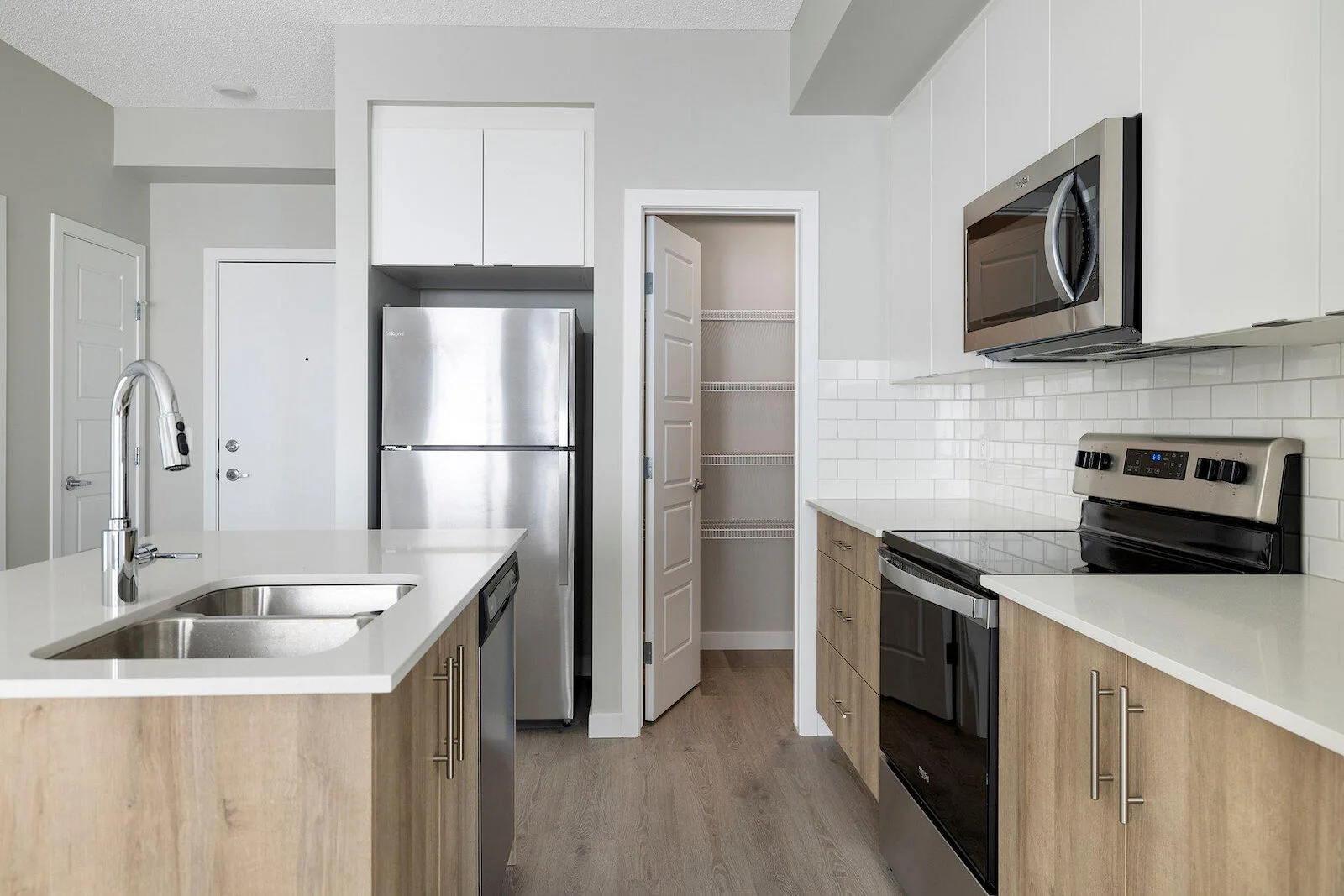2nd Floor, 1 Bed, 1 Bath, in Inglewood!!