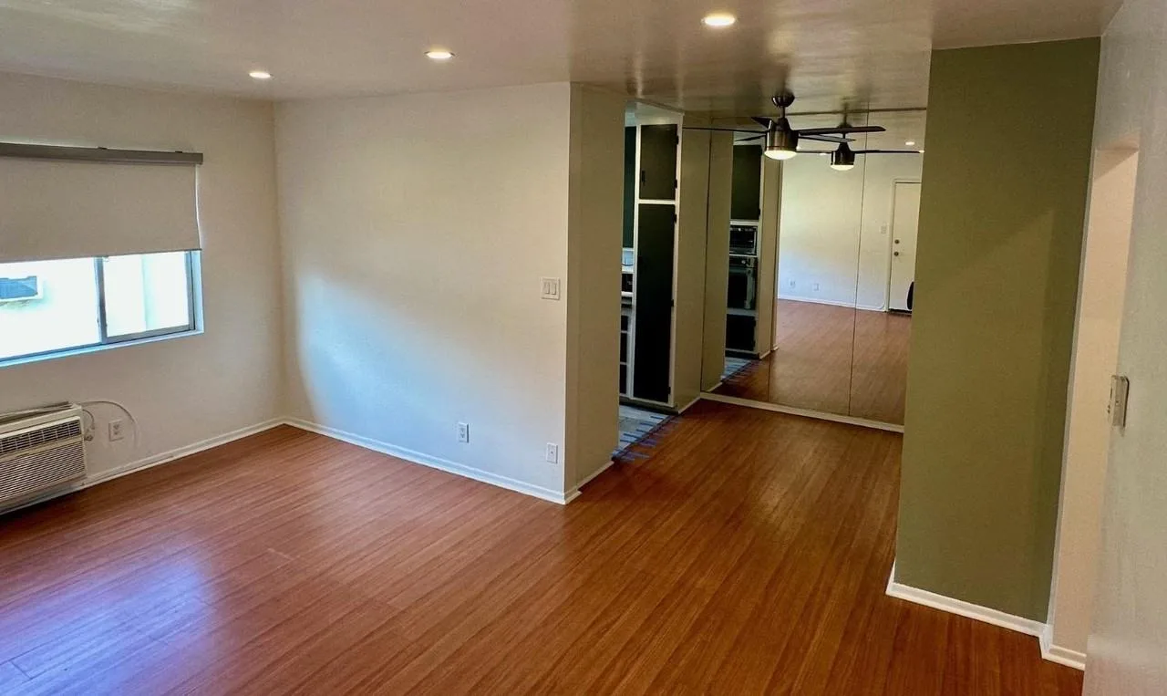 18546 Clark St, Los Angeles, CA 91356, USA
