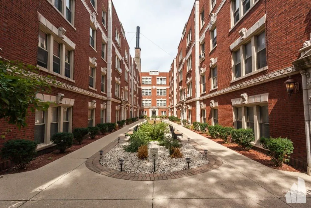 540 West Surf Street, Chicago, IL 60657, US