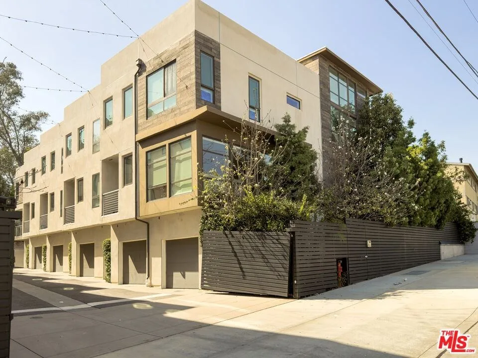 2111 N Cahuenga Blvd, Los Angeles, CA 90068, USA