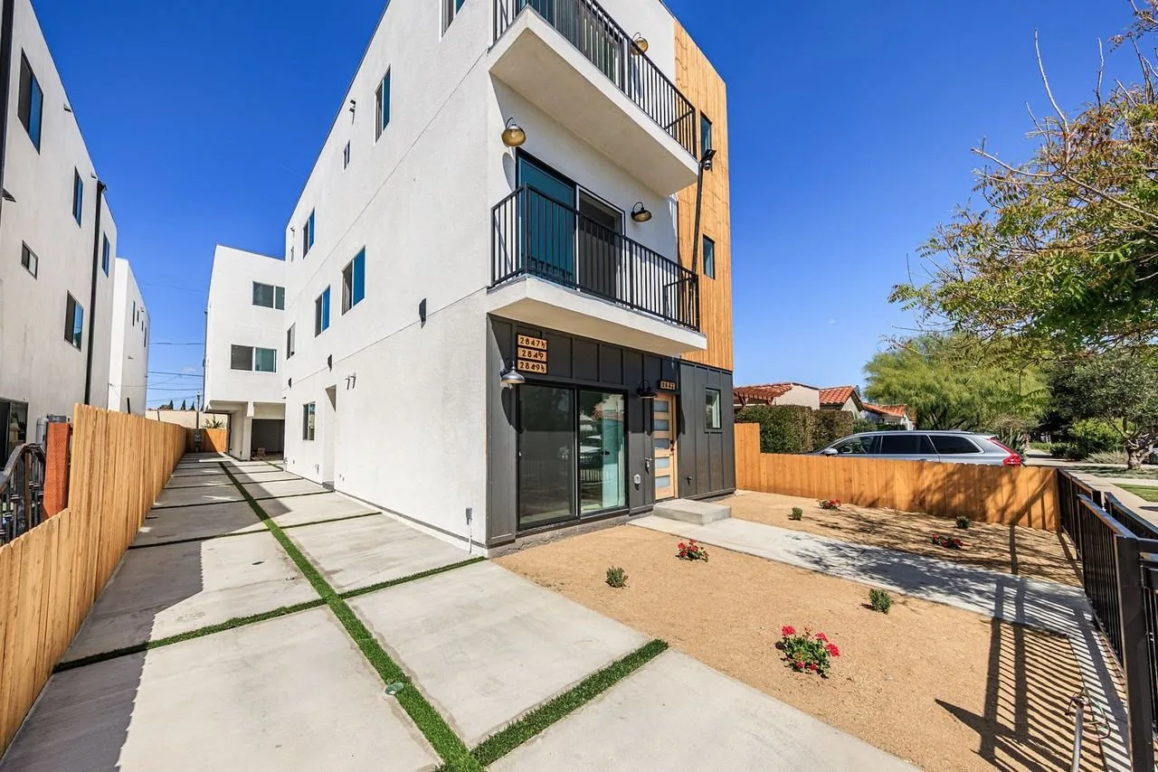 2847 S. Victoria Ave