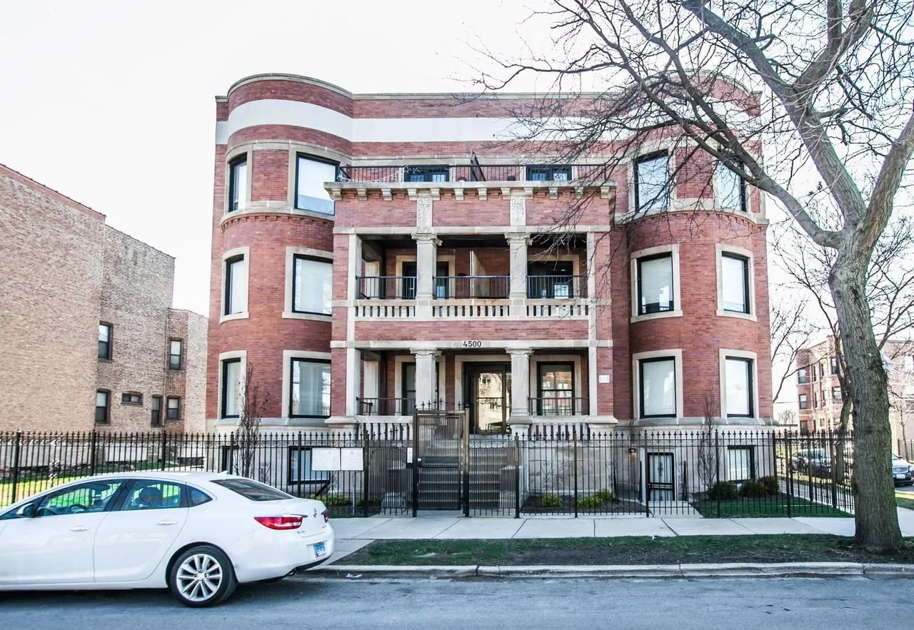 353 East 45th Street, Chicago, IL 60653, USA