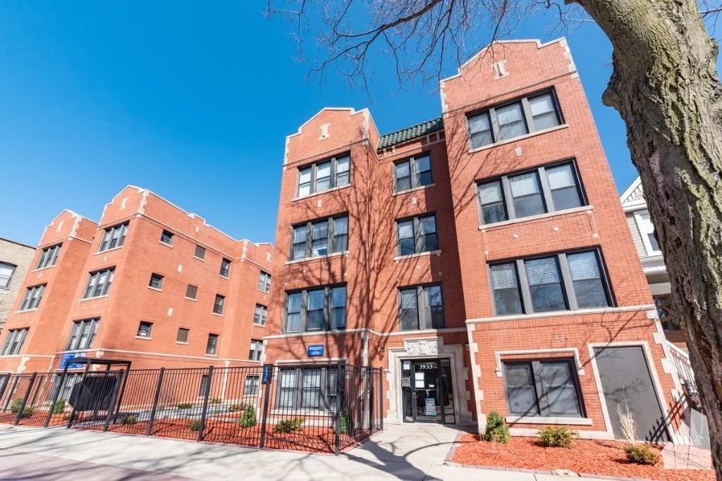 3933 North Janssen Avenue, Chicago, IL 60613, US