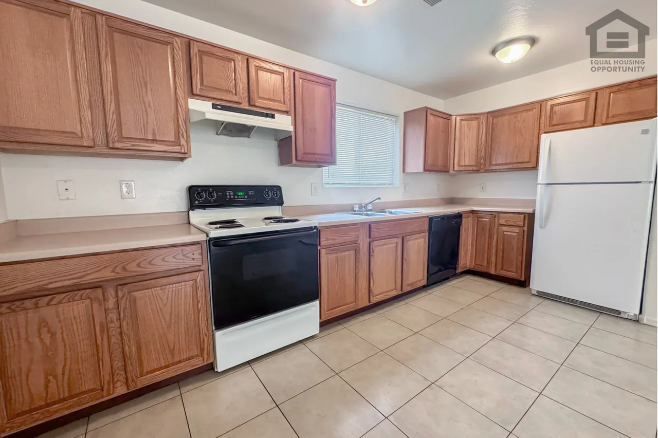 2 Bed/1 bath Downstairs Apartment at 40th St/Bell Rd