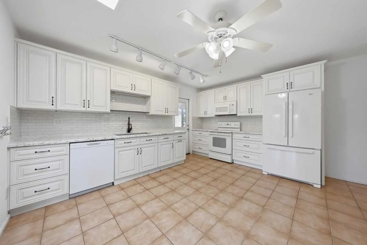 2331 E Betty Elyse Ln, Phoenix, AZ 85022, USA